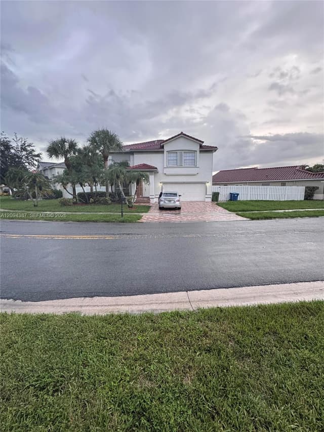 83 Gables Blvd, Weston FL 33326 - Weston, FL - Photo 2