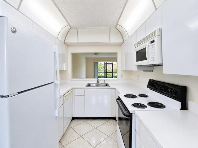 7915 WILLOW SPRING # 1218, Lake Worth FL 33467 - Lake Worth, FL - Photo 2