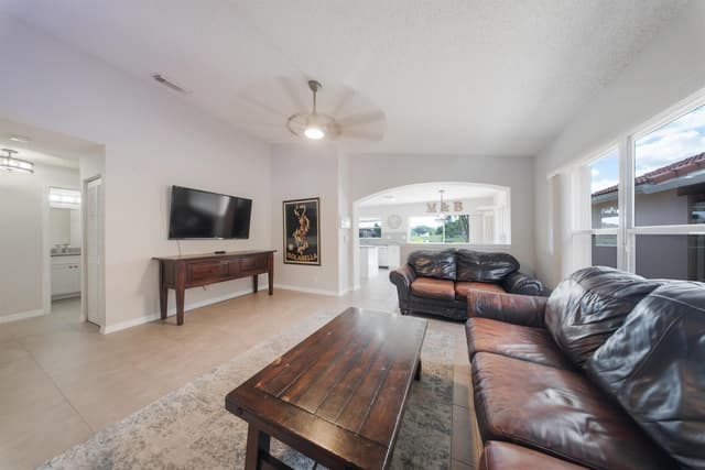 6481 Willoughby Circle, Lake Worth FL 33463 - Lake Worth, FL - Photo 5