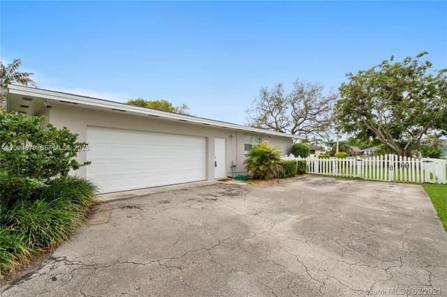 16220 SW 88th Ave Rd, Palmetto Bay FL 33157 - Palmetto Bay, FL - Photo 2