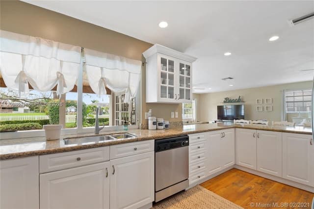 16220 SW 88th Ave Rd, Palmetto Bay FL 33157 - Palmetto Bay, FL - Photo 3
