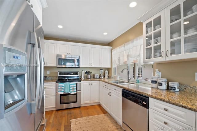 16220 SW 88th Ave Rd, Palmetto Bay FL 33157 - Palmetto Bay, FL - Photo 4