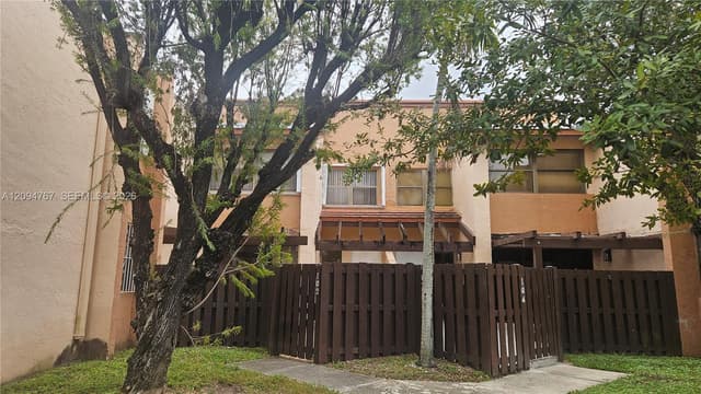 445 W Park Dr # 4, Miami FL 33172 - Miami, FL - Photo 2