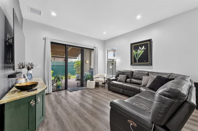 3226 W 97th St, Hialeah FL 33018 - Hialeah, FL - Photo 4