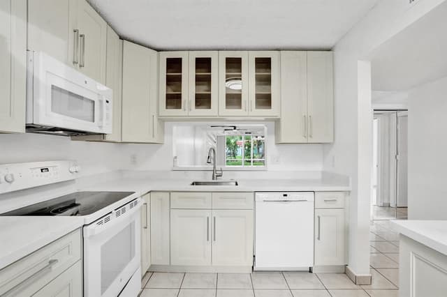 3081 HOLIDAY SPRINGS Boulevard # 6, Margate FL 33063 - Margate, FL - Photo 6