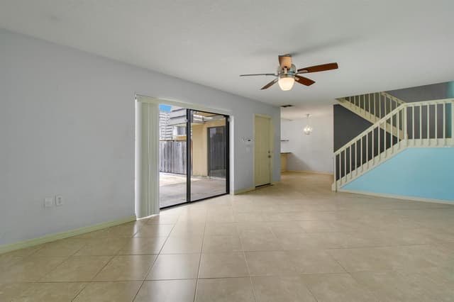 2218 22nd Way, West Palm Beach FL 33407 - West Palm Beach, FL - Photo 2