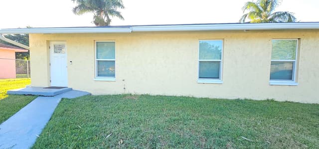 323 SEMINOLE Court, Pahokee FL 33476 - Pahokee, FL - Photo 2