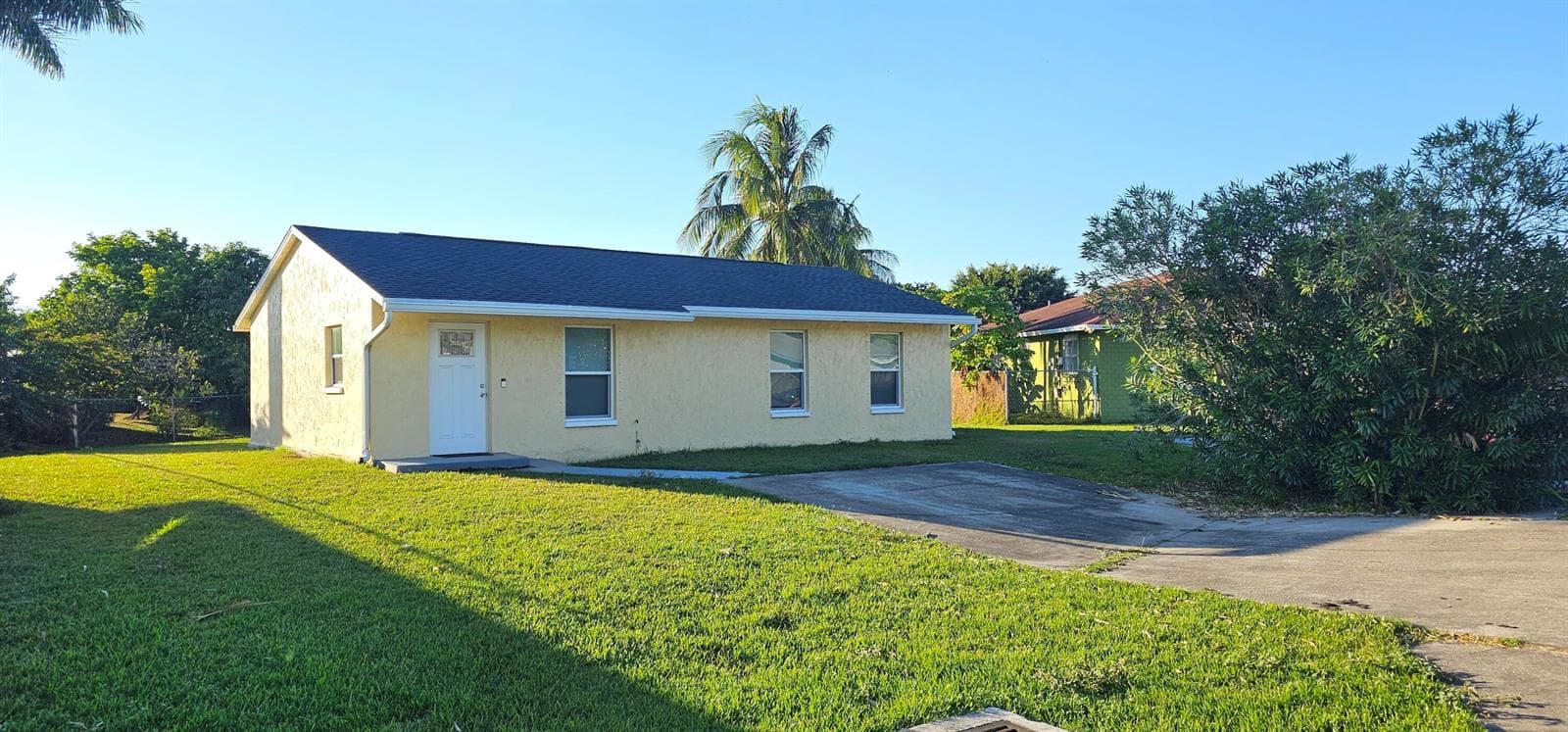 323 SEMINOLE Court, Pahokee FL 33476