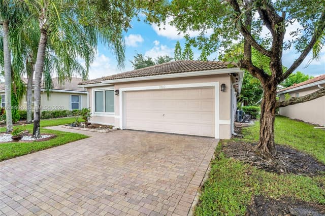 11817 SW 7th St, Pembroke Pines FL 33025 - Pembroke Pines, FL - Photo 2