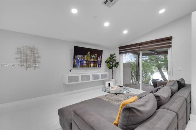 11817 SW 7th St, Pembroke Pines FL 33025 - Pembroke Pines, FL - Photo 6