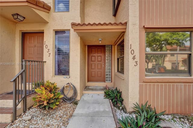 1043 SW 113th Ter, Pembroke Pines FL 33025 - Pembroke Pines, FL - Photo 2