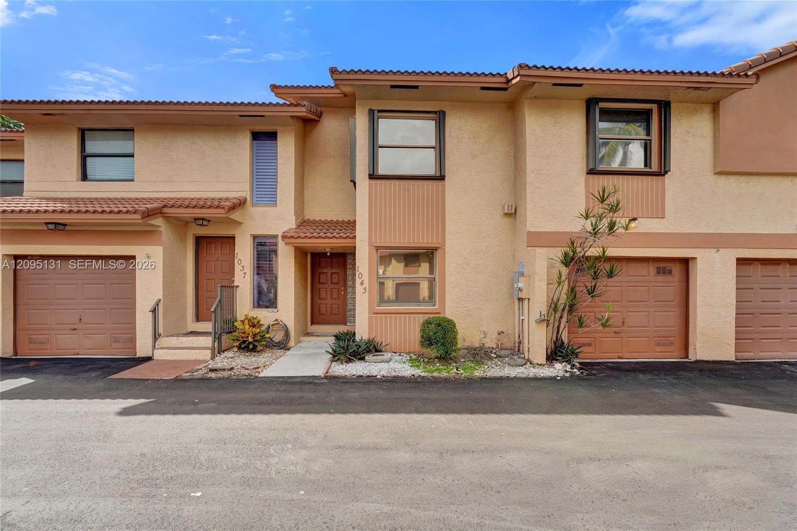 1043 SW 113th Ter, Pembroke Pines FL 33025
