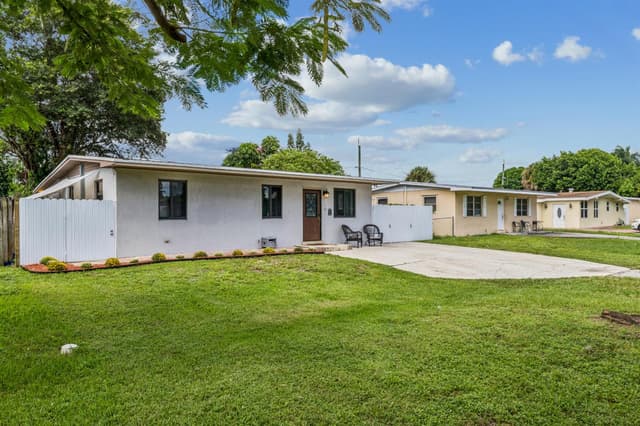 55 Davis Road, Palm Springs FL 33461 - Palm Springs, FL - Photo 4