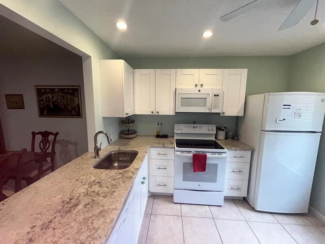 878 Worcester Lane, Lake Worth FL 33467 - Lake Worth, FL - Photo 2