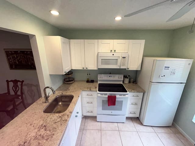 878 Worcester Lane, Lake Worth FL 33467 - Lake Worth, FL - Photo 4