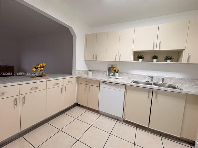 6130 W 19th Ave # 309, Hialeah FL 33012 - Hialeah, FL - Photo 2