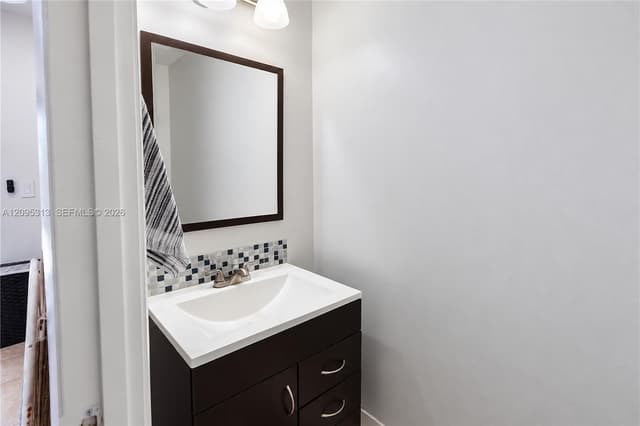 1046 NW 107th Ave, Pembroke Pines FL 33026 - Pembroke Pines, FL - Photo 6