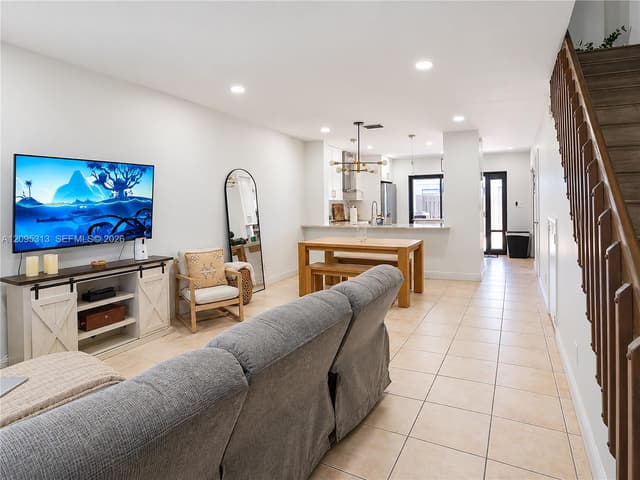 1046 NW 107th Ave, Pembroke Pines FL 33026 - Pembroke Pines, FL - Photo 3
