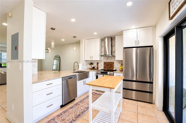 1046 NW 107th Ave, Pembroke Pines FL 33026 - Pembroke Pines, FL - Photo 5