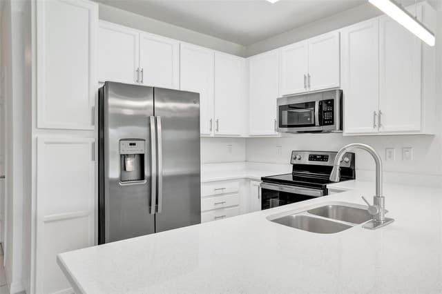4748 SW 63rd Terrace, Davie FL 33314 - Davie, FL - Photo 4
