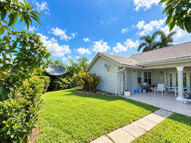 492 NW 162nd Avenue NW, Pembroke Pines FL 33028 - Pembroke Pines, FL - Photo 2