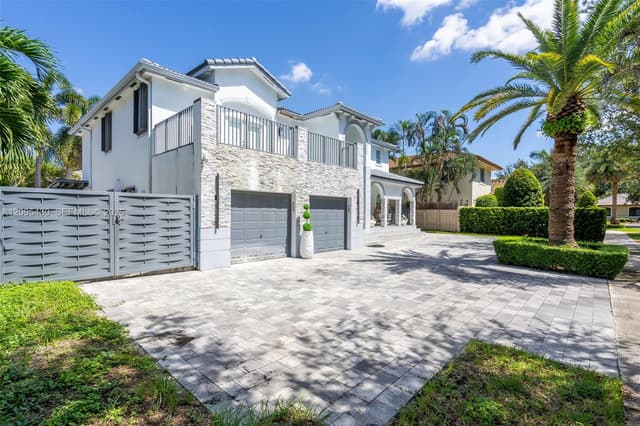 8441 NW 163rd Ter, Miami Lakes FL 33016 - Miami Lakes, FL - Photo 2