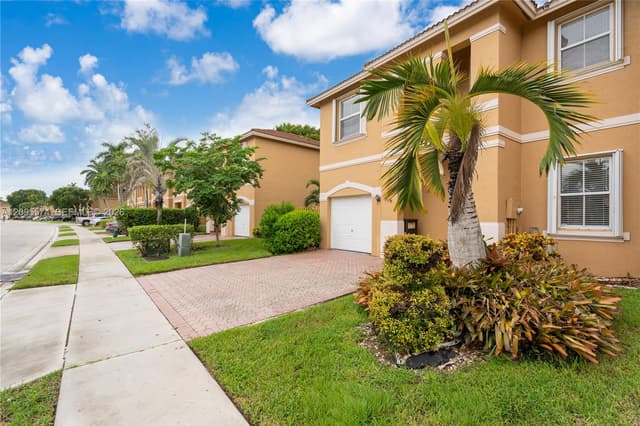 916 NW 135th Ter, Pembroke Pines FL 33028 - Pembroke Pines, FL - Photo 3