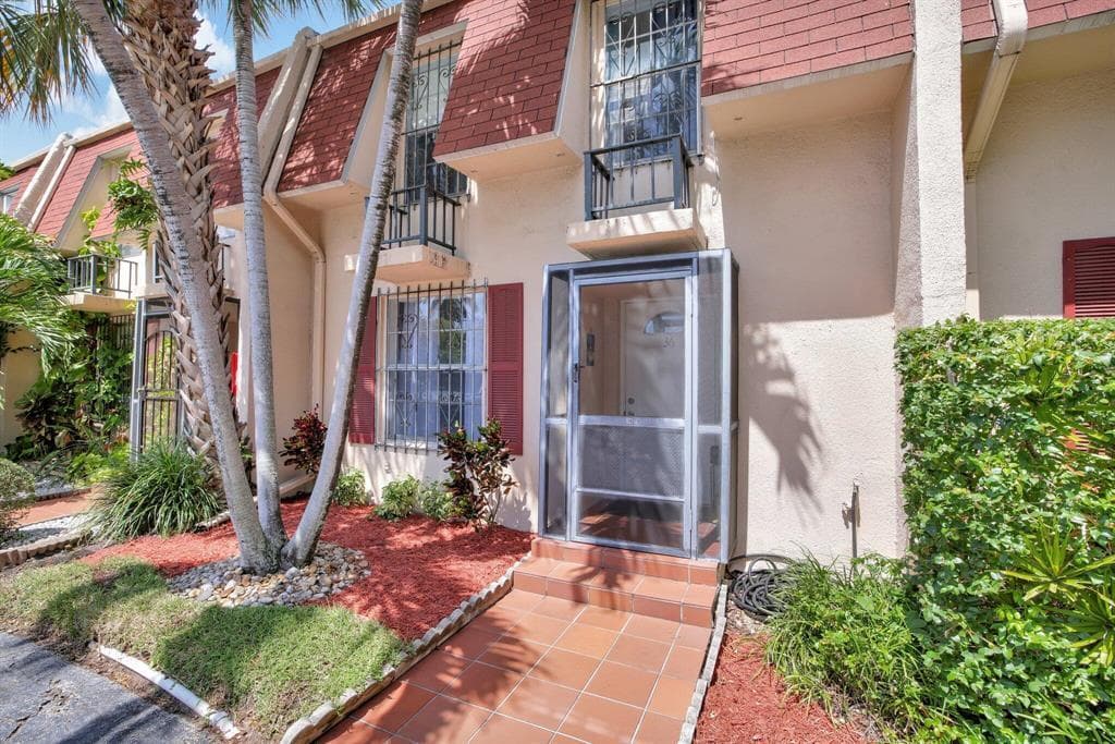 1001 Three Islands Boulevard # 36, Hallandale Beach FL 33009 - Hallandale Beach, FL - Photo 1