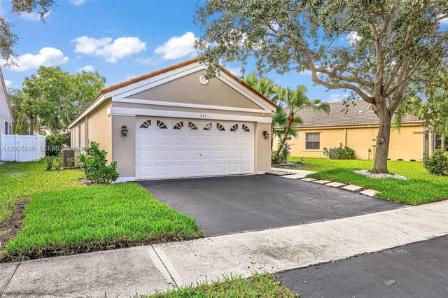 815 Falling Water Rd, Weston FL 33326 - Weston, FL - Photo 2