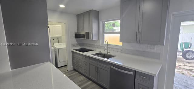 320 N 70th Ter, Hollywood FL 33024 - Hollywood, FL - Photo 2