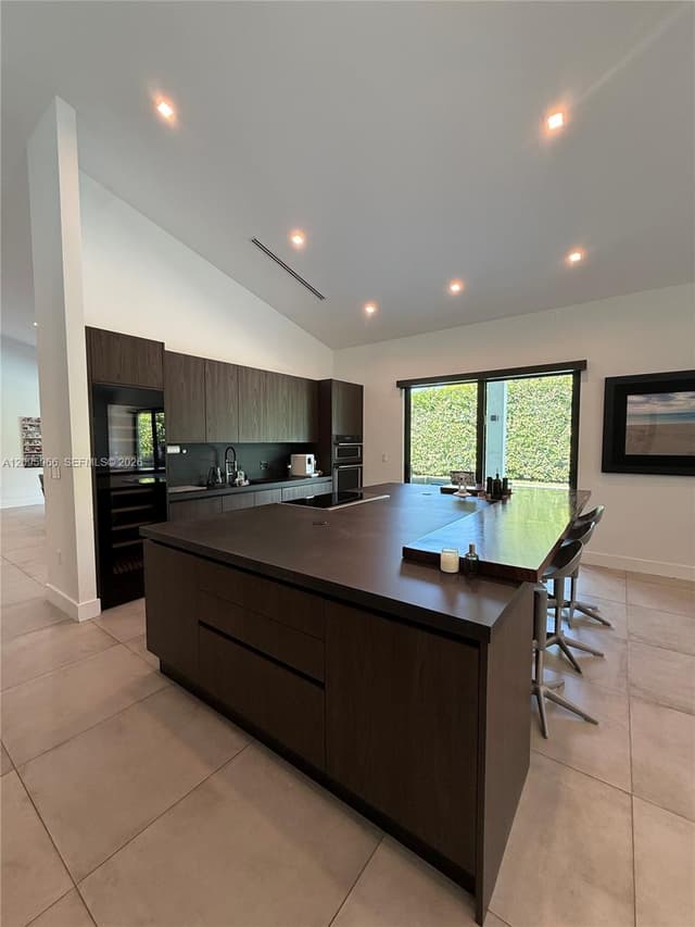 21498 Highland Lakes Blvd, Miami FL 33179 - Miami, FL - Photo 4