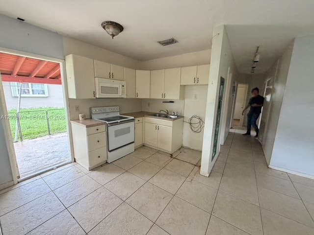 6115 SW 2nd St, Margate FL 33068 - Margate, FL - Photo 3