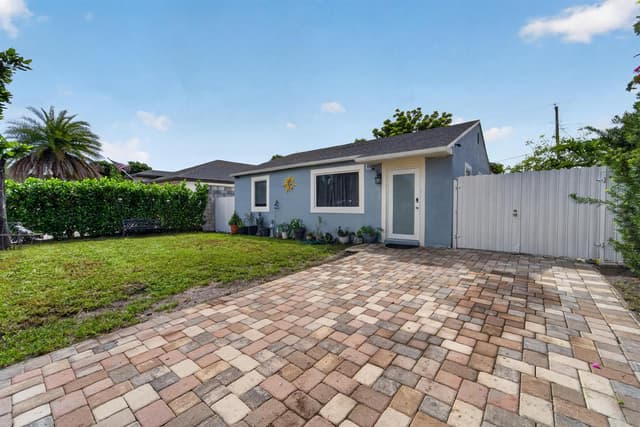 946 Mcintosh Street, West Palm Beach FL 33405 - West Palm Beach, FL - Photo 2