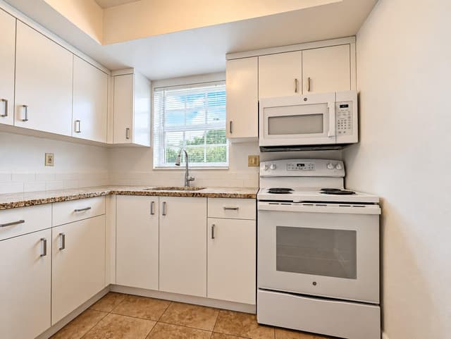 2920 CROSLEY Drive E, West Palm Beach FL 33415 - West Palm Beach, FL - Photo 3