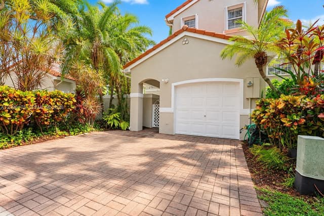 1601 Yellowheart Way, Hollywood FL 33019 - Hollywood, FL - Photo 2