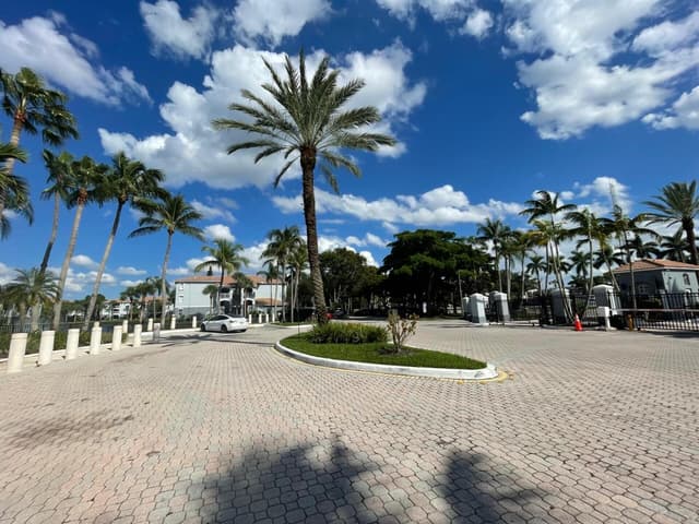 165 NW 96TH Terrace # 207, Pembroke Pines FL 33024 - Pembroke Pines, FL - Photo 2