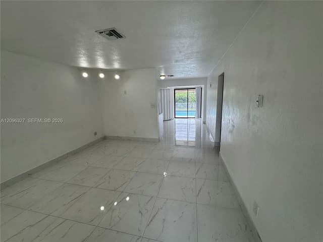 1009 NE 2nd St, Hallandale Beach FL 33009 - Hallandale Beach, FL - Photo 2