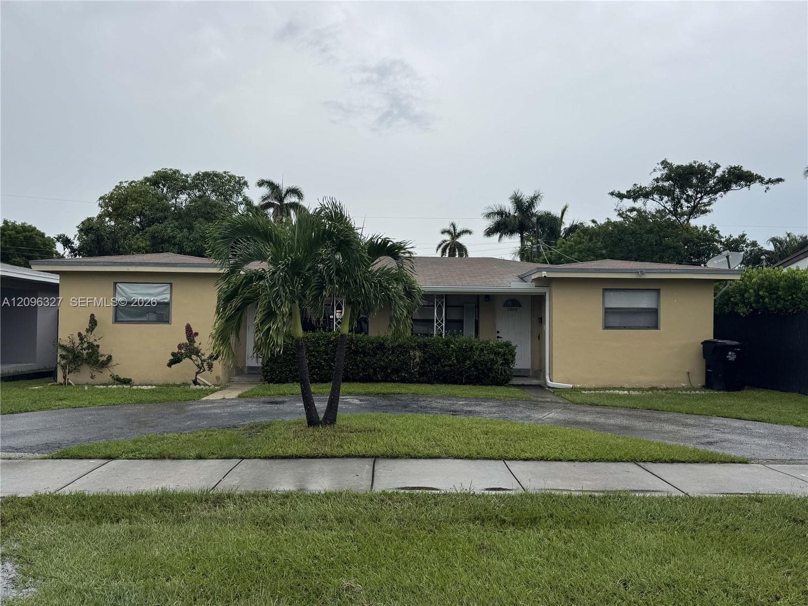 1009 NE 2nd St, Hallandale Beach FL 33009 - Hallandale Beach, FL - Photo 1