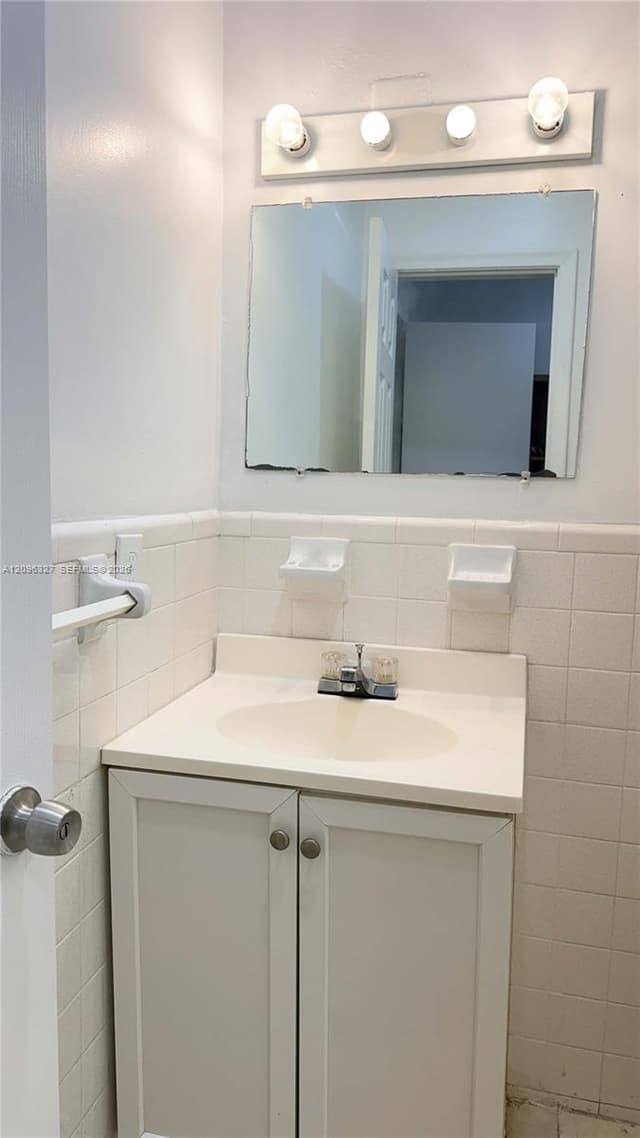 1009 NE 2nd St, Hallandale Beach FL 33009 - Hallandale Beach, FL - Photo 5