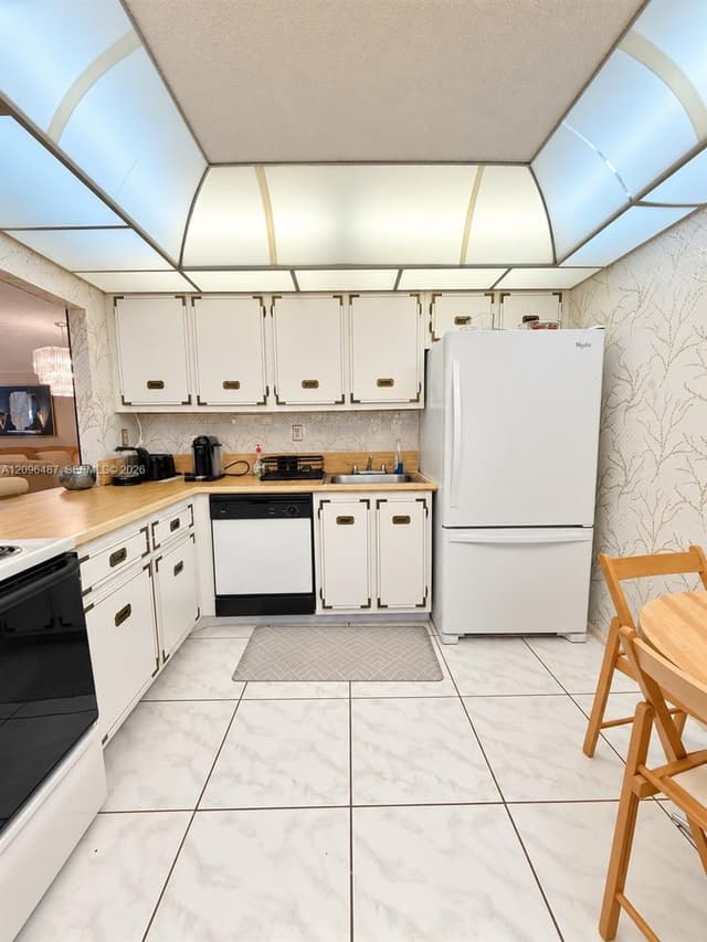600 Parkview Dr # 206, Hallandale Beach FL 33009 - Hallandale Beach, FL - Photo 3