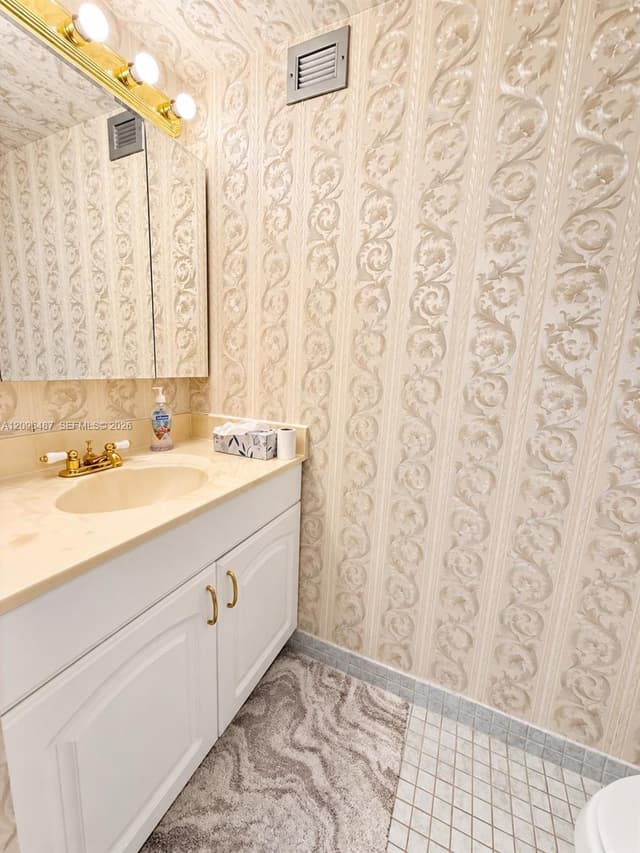 600 Parkview Dr # 206, Hallandale Beach FL 33009 - Hallandale Beach, FL - Photo 4