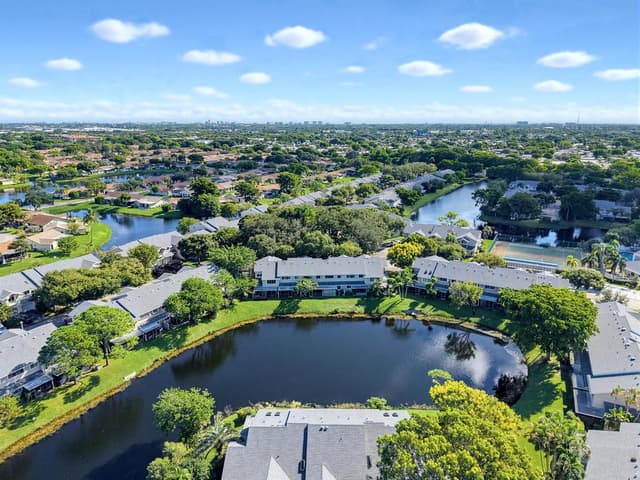 2276 DISCOVERY Circle W # 2276, Deerfield Beach FL 33442 - Deerfield Beach, FL - Photo 3