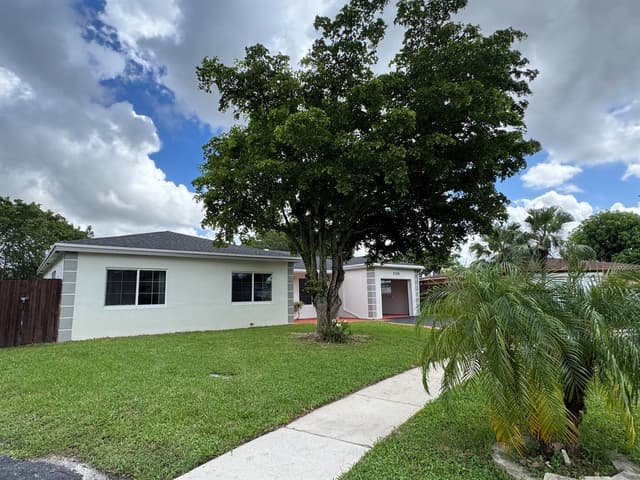 8306 NW 74TH Terrace, Tamarac FL 33321 - Tamarac, FL - Photo 3