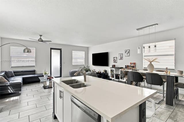 3419 W 109th Pl, Hialeah FL 33018 - Hialeah, FL - Photo 5