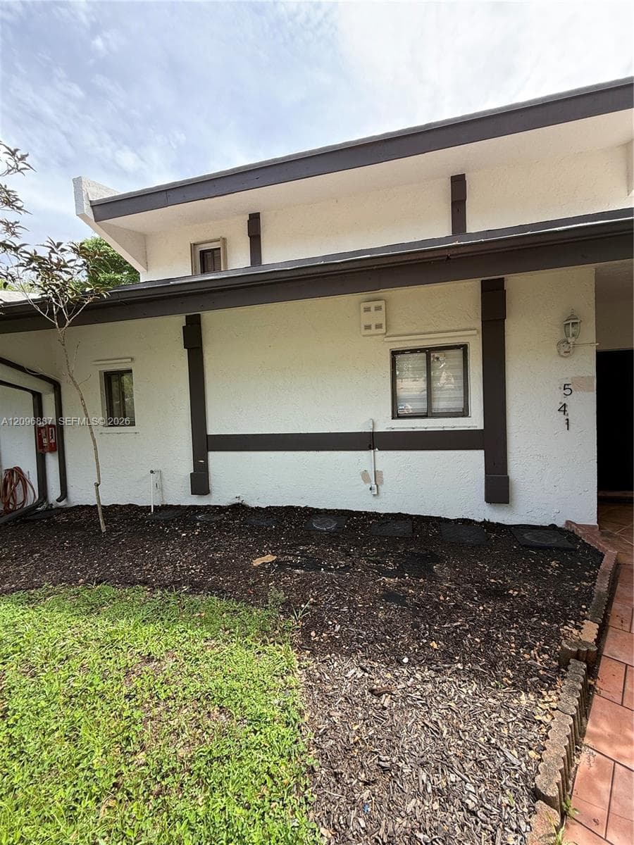 541 NE 199th Ln # 2X, Miami FL 33179 - Miami, FL - Photo 1