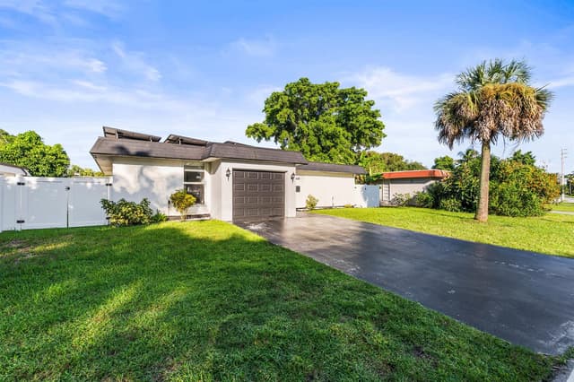 6408 Brookwood Boulevard, Tamarac FL 33321 - Tamarac, FL - Photo 4