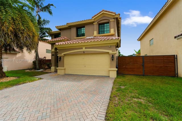 2001 NW 99th Ter, Pembroke Pines FL 33024 - Pembroke Pines, FL - Photo 2