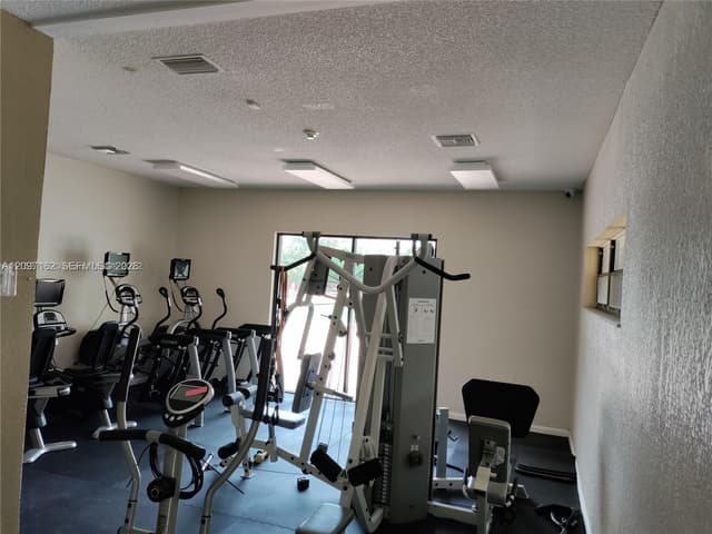 6950 Miami Gardens Dr # 508, Hialeah FL 33015 - Hialeah, FL - Photo 2