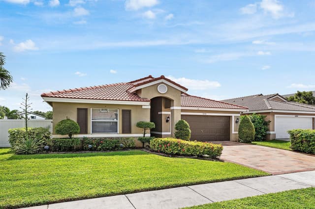 5054 Prairie Dunes Village Circle, Lake Worth FL 33463 - Lake Worth, FL - Photo 2