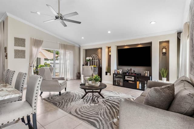 5054 Prairie Dunes Village Circle, Lake Worth FL 33463 - Lake Worth, FL - Photo 5